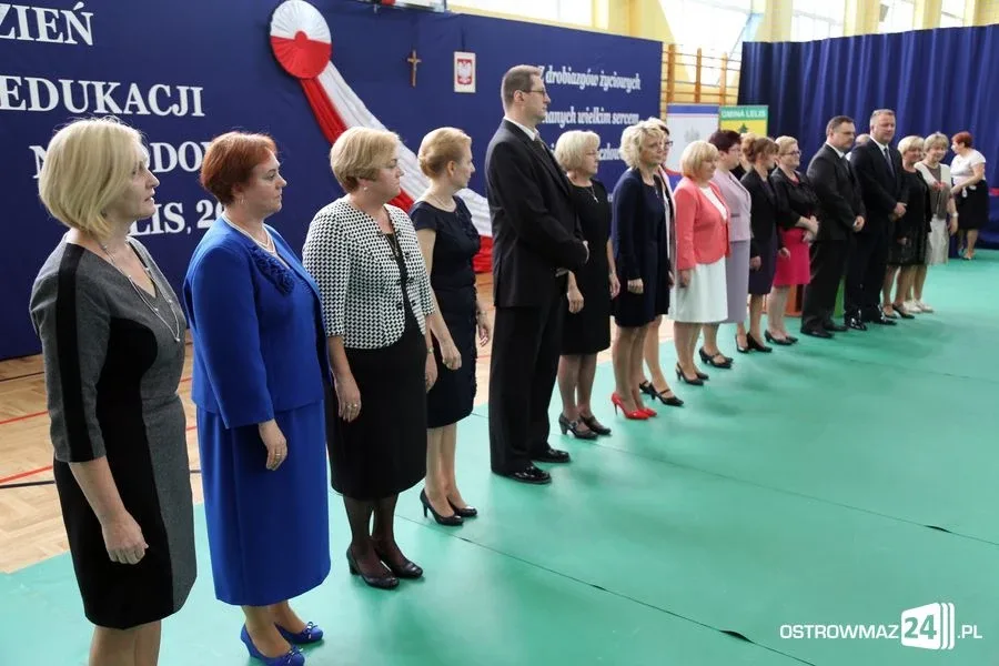 Dyrektorzy i nauczyciele odznaczeni (zdjęcia)