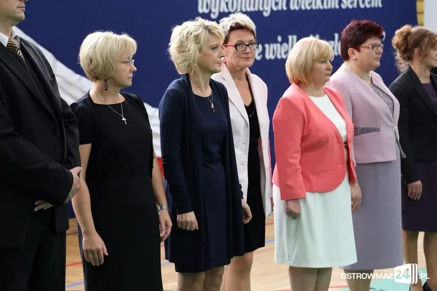 Dyrektorzy i nauczyciele odznaczeni (zdjęcia)