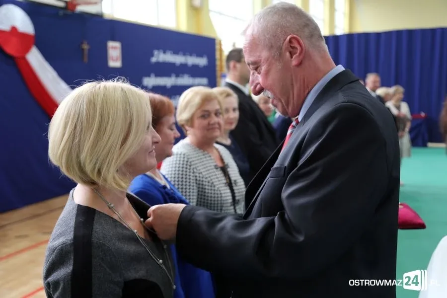 Dyrektorzy i nauczyciele odznaczeni (zdjęcia)