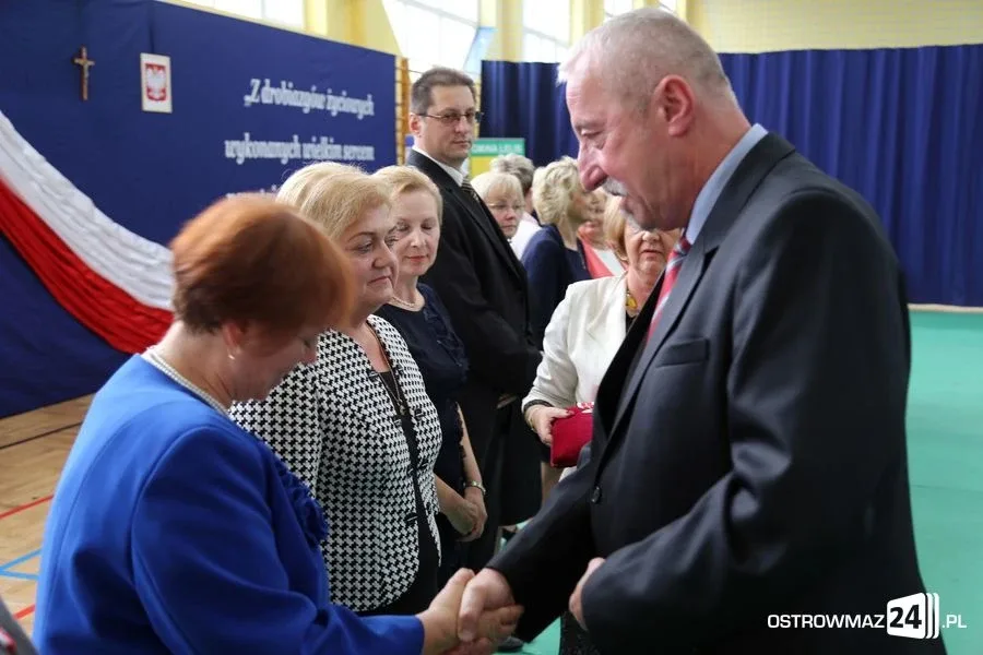 Dyrektorzy i nauczyciele odznaczeni (zdjęcia)