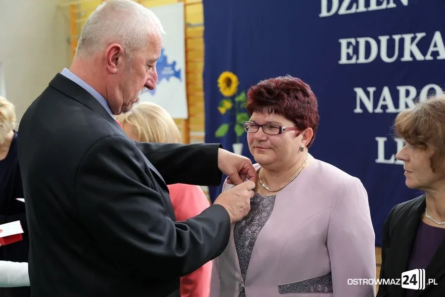 Dyrektorzy i nauczyciele odznaczeni (zdjęcia)