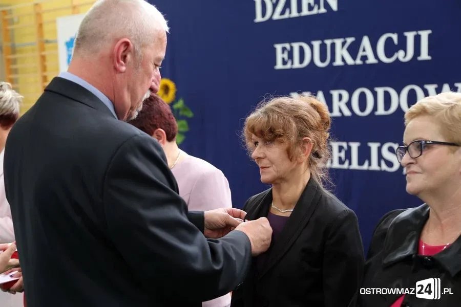 Dyrektorzy i nauczyciele odznaczeni (zdjęcia)