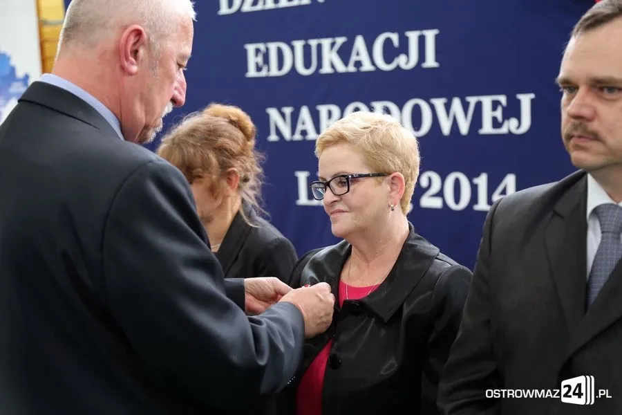 Dyrektorzy i nauczyciele odznaczeni (zdjęcia)