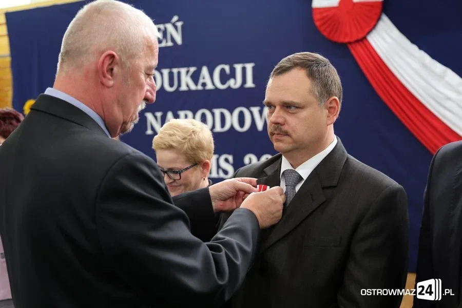 Dyrektorzy i nauczyciele odznaczeni (zdjęcia)