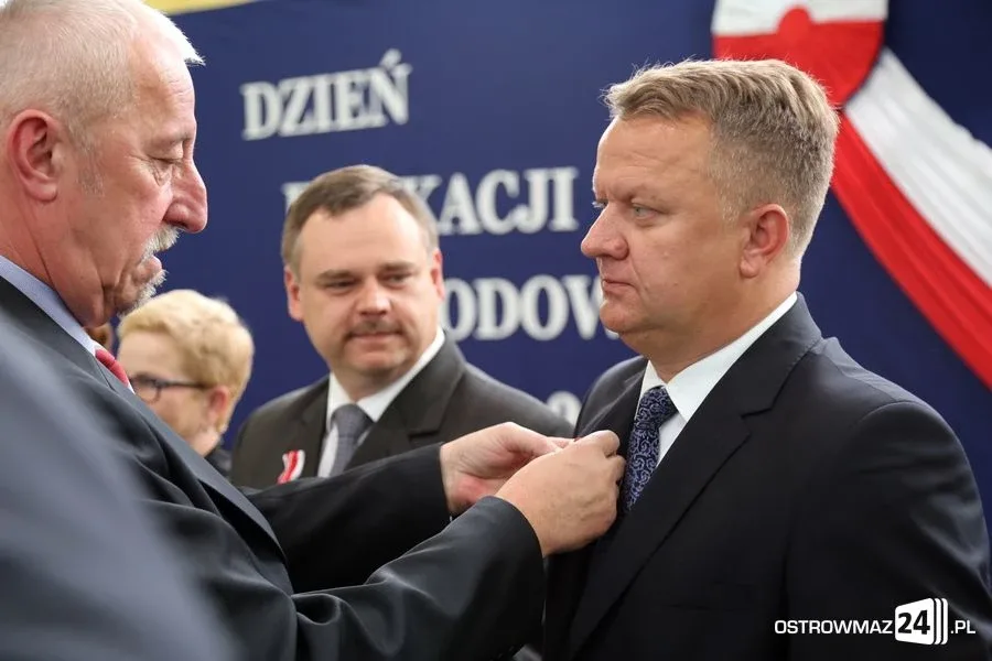 Dyrektorzy i nauczyciele odznaczeni (zdjęcia)