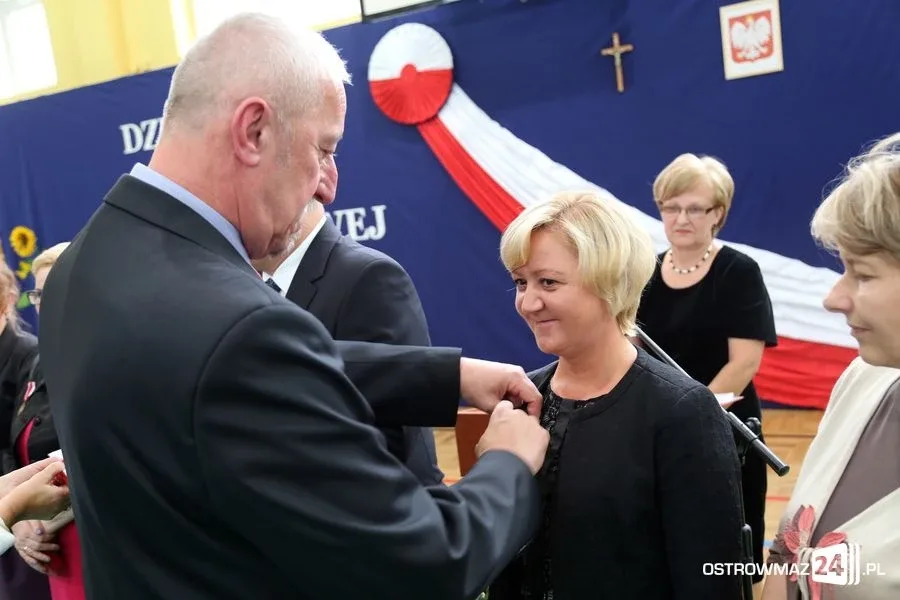 Dyrektorzy i nauczyciele odznaczeni (zdjęcia)