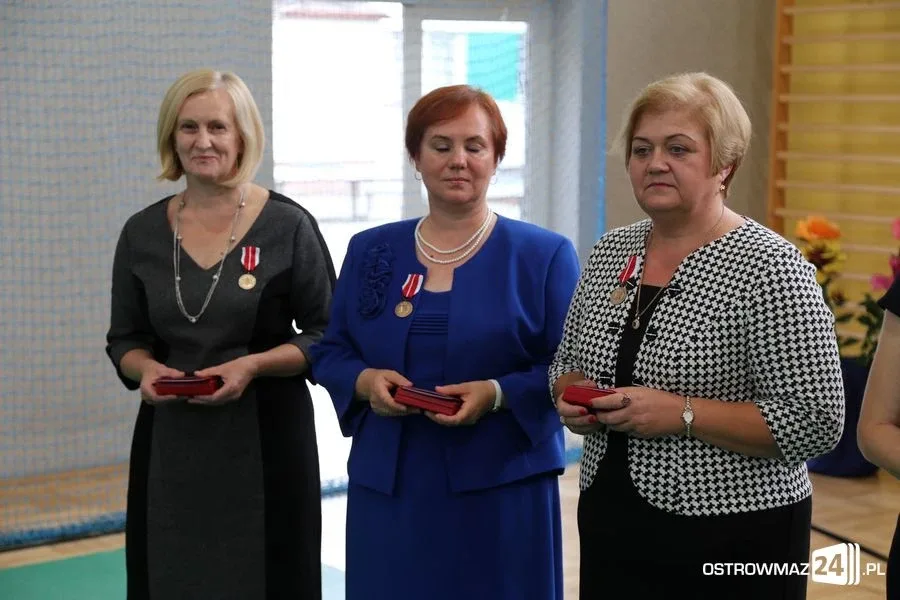 Dyrektorzy i nauczyciele odznaczeni (zdjęcia)