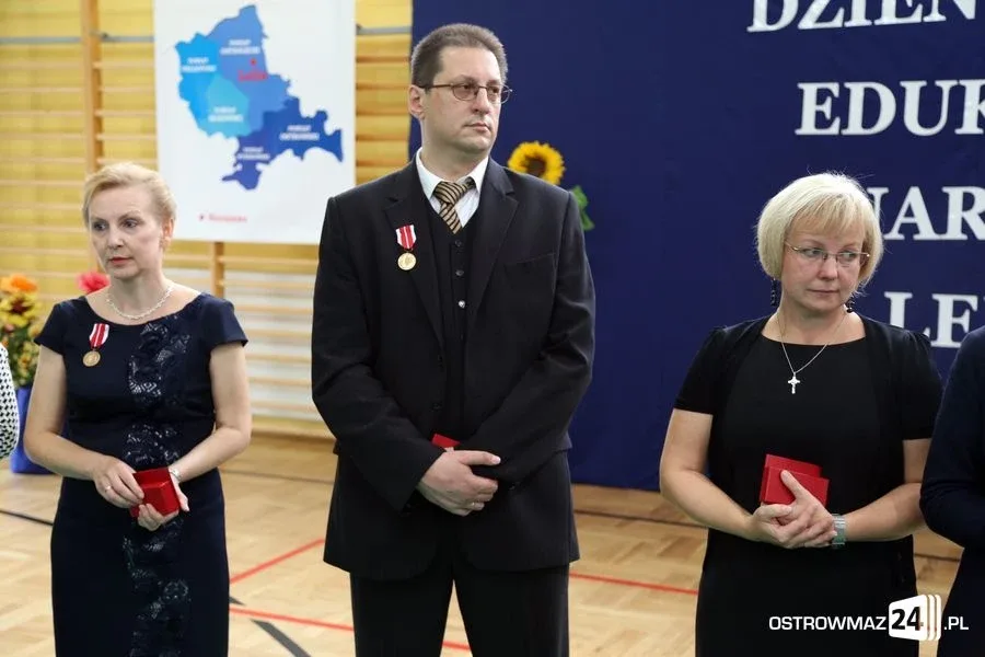 Dyrektorzy i nauczyciele odznaczeni (zdjęcia)
