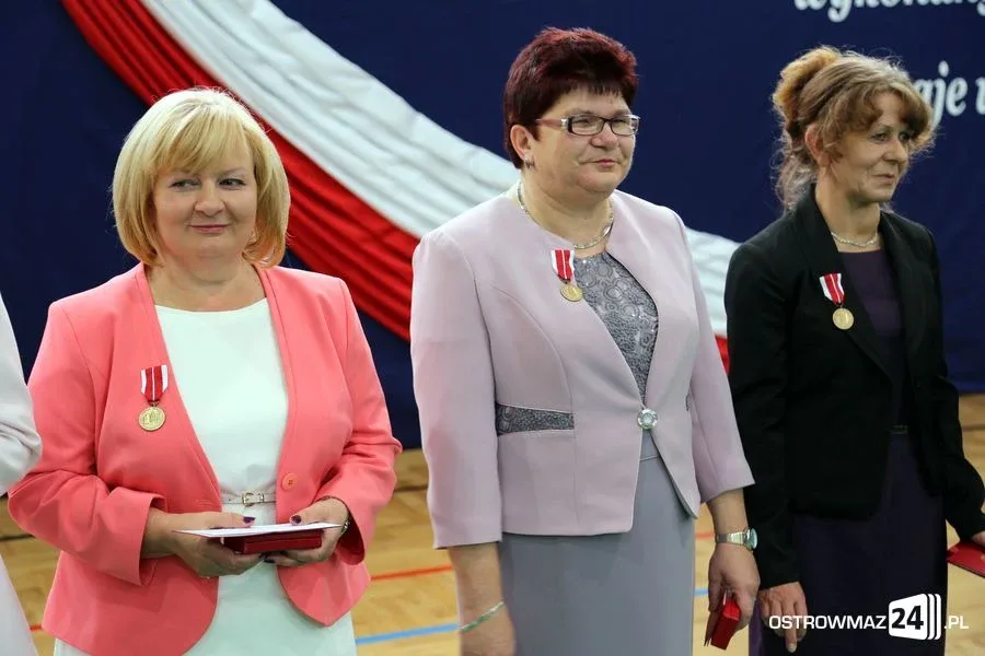 Dyrektorzy i nauczyciele odznaczeni (zdjęcia)