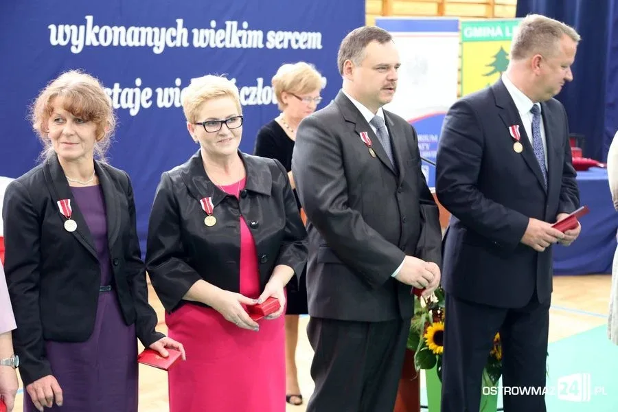 Dyrektorzy i nauczyciele odznaczeni (zdjęcia)