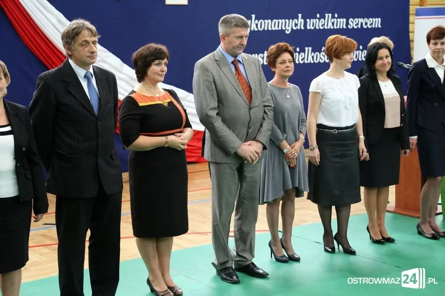 Dyrektorzy i nauczyciele odznaczeni (zdjęcia)