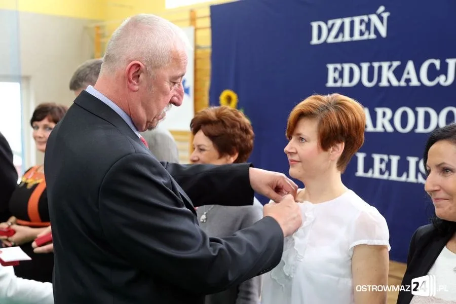 Dyrektorzy i nauczyciele odznaczeni (zdjęcia)