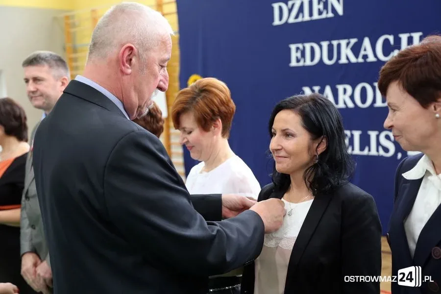 Dyrektorzy i nauczyciele odznaczeni (zdjęcia)