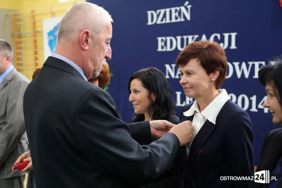 Dyrektorzy i nauczyciele odznaczeni (zdjęcia)