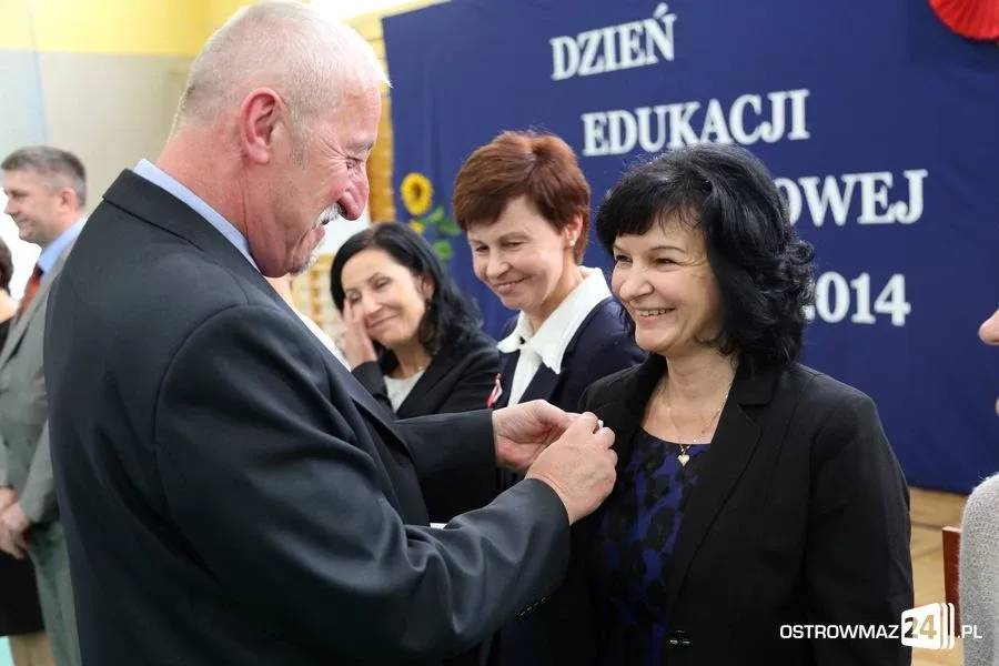 Dyrektorzy i nauczyciele odznaczeni (zdjęcia)