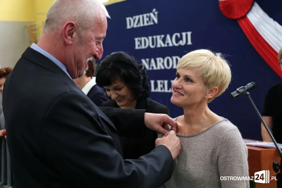 Dyrektorzy i nauczyciele odznaczeni (zdjęcia)