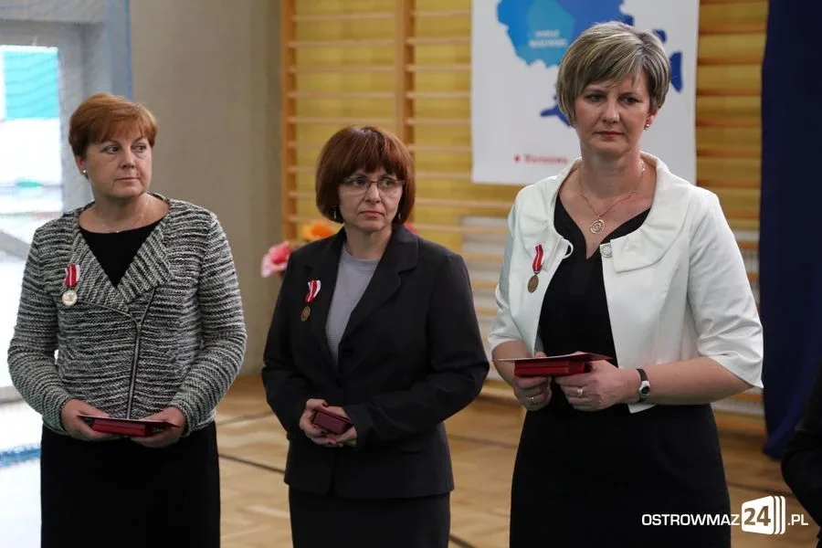 Dyrektorzy i nauczyciele odznaczeni (zdjęcia)