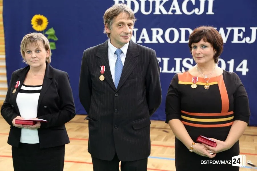 Dyrektorzy i nauczyciele odznaczeni (zdjęcia)