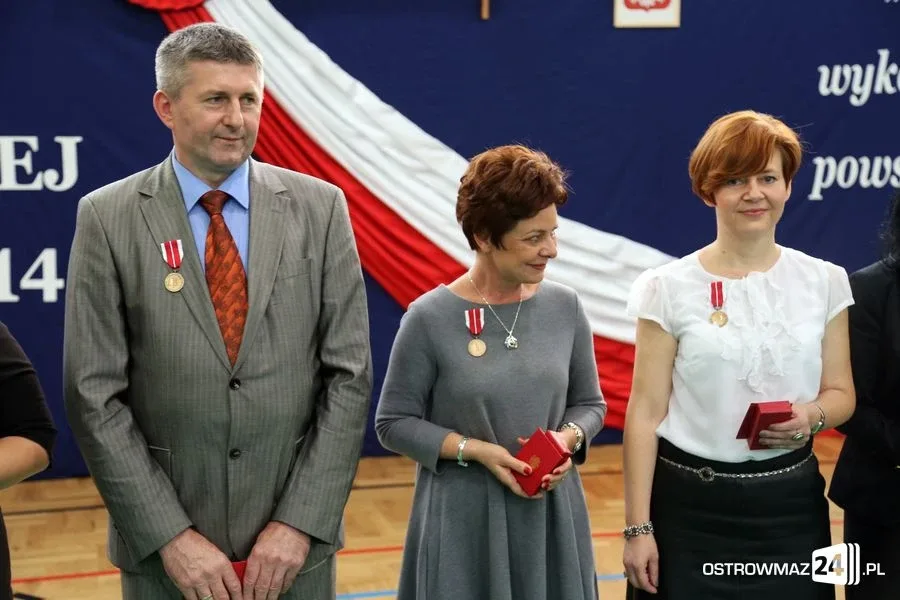 Dyrektorzy i nauczyciele odznaczeni (zdjęcia)