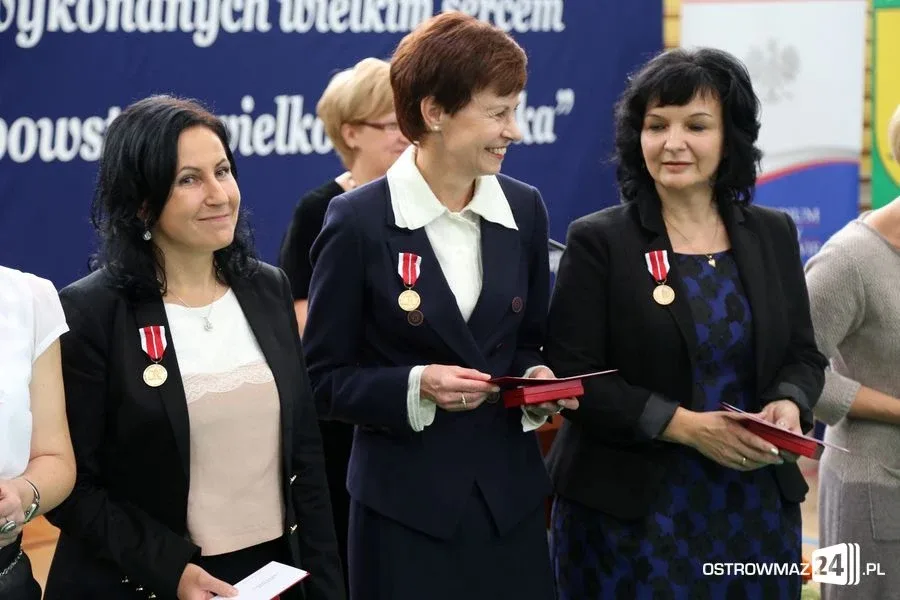Dyrektorzy i nauczyciele odznaczeni (zdjęcia)