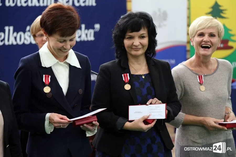 Dyrektorzy i nauczyciele odznaczeni (zdjęcia)