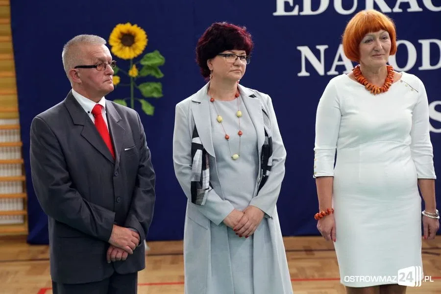 Dyrektorzy i nauczyciele odznaczeni (zdjęcia)