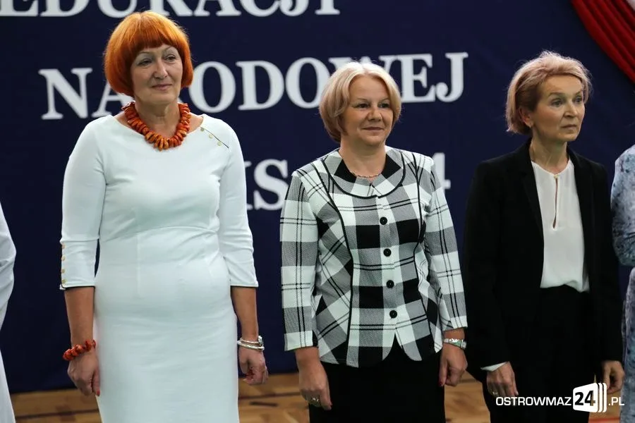 Dyrektorzy i nauczyciele odznaczeni (zdjęcia)