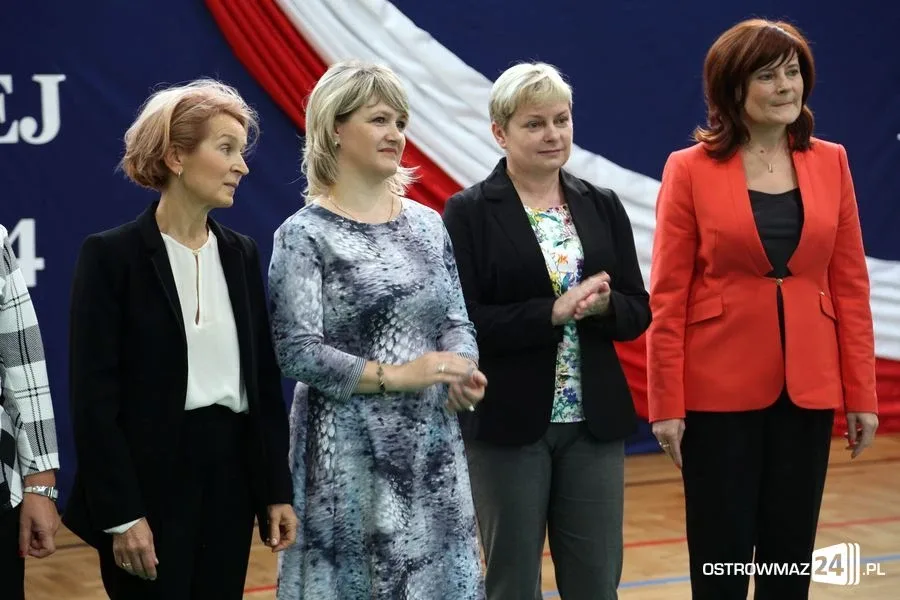 Dyrektorzy i nauczyciele odznaczeni (zdjęcia)