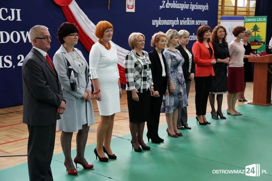 Dyrektorzy i nauczyciele odznaczeni (zdjęcia)
