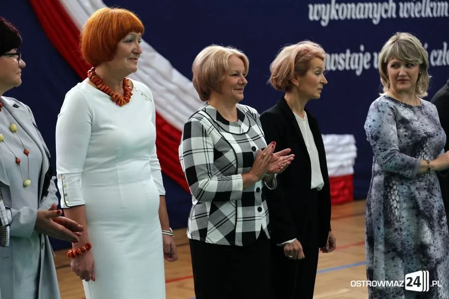 Dyrektorzy i nauczyciele odznaczeni (zdjęcia)