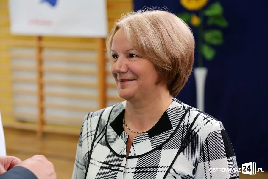 Dyrektorzy i nauczyciele odznaczeni (zdjęcia)