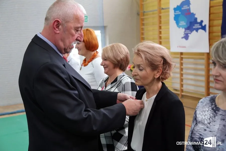 Dyrektorzy i nauczyciele odznaczeni (zdjęcia)
