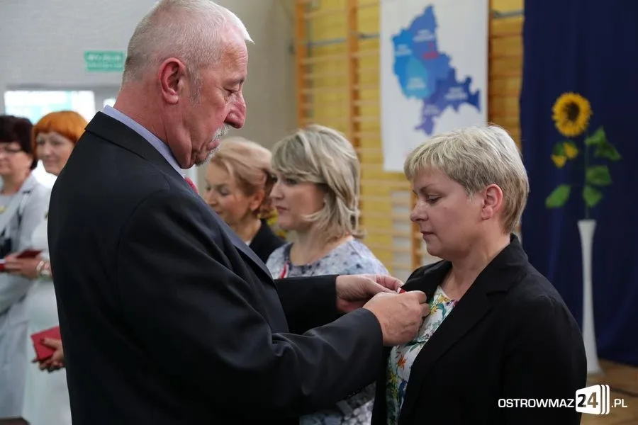 Dyrektorzy i nauczyciele odznaczeni (zdjęcia)