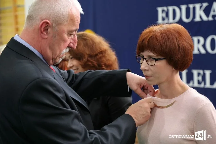 Dyrektorzy i nauczyciele odznaczeni (zdjęcia)