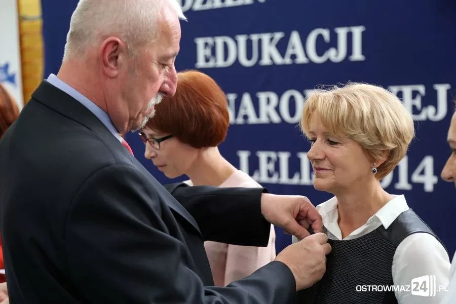 Dyrektorzy i nauczyciele odznaczeni (zdjęcia)