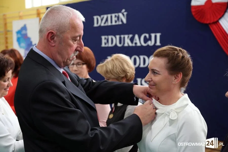 Dyrektorzy i nauczyciele odznaczeni (zdjęcia)