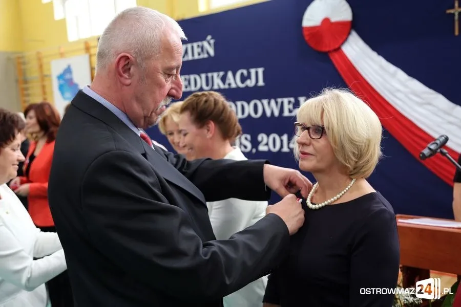 Dyrektorzy i nauczyciele odznaczeni (zdjęcia)
