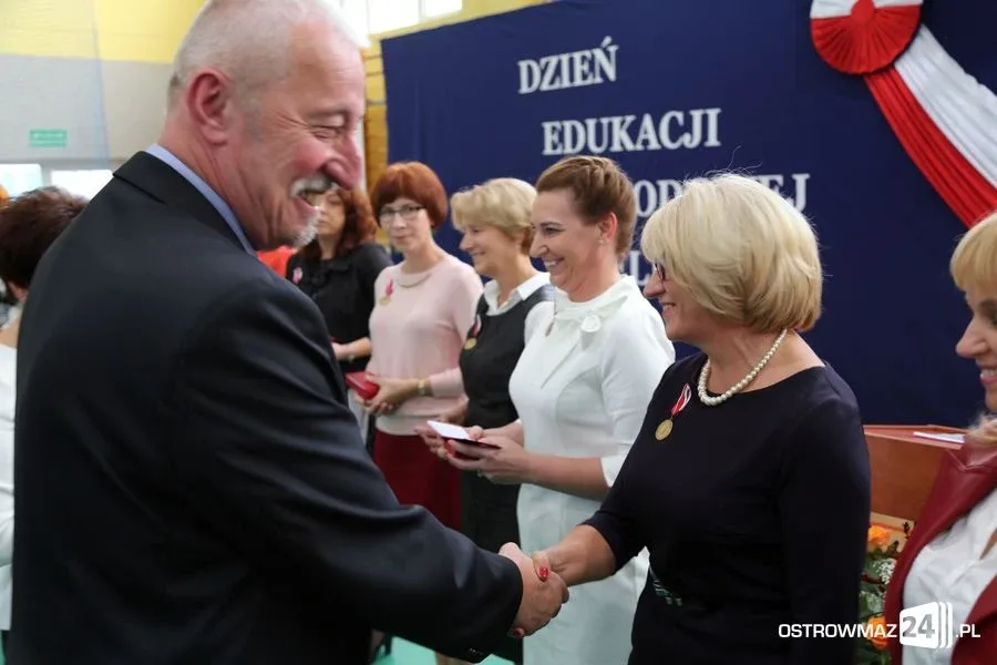 Dyrektorzy i nauczyciele odznaczeni (zdjęcia)