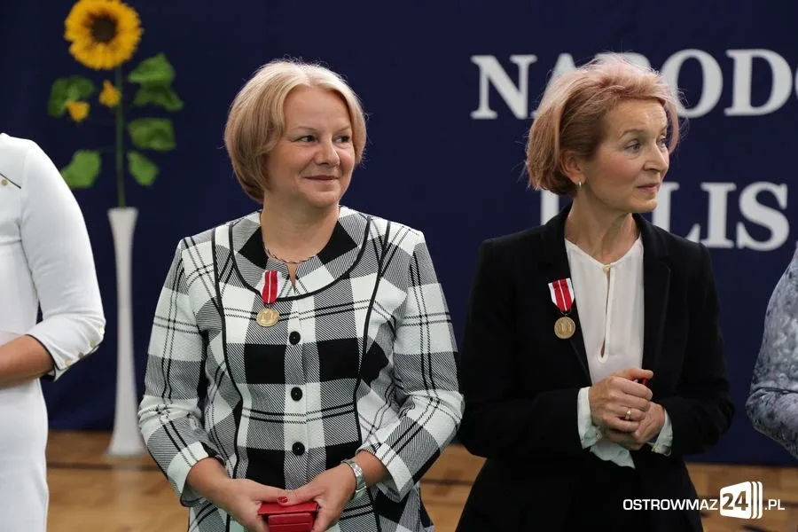 Dyrektorzy i nauczyciele odznaczeni (zdjęcia)