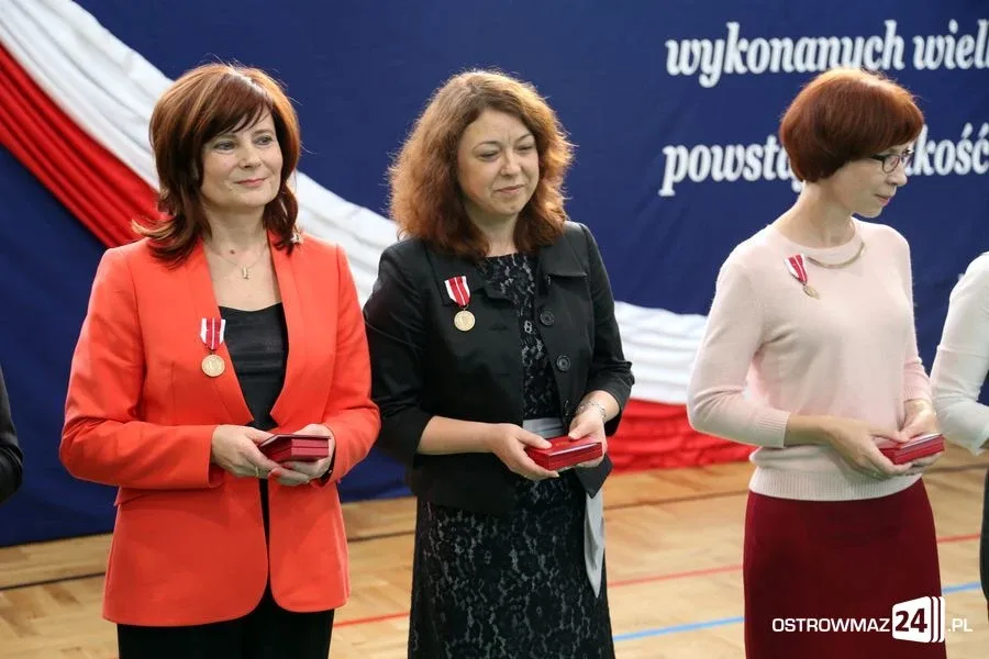 Dyrektorzy i nauczyciele odznaczeni (zdjęcia)