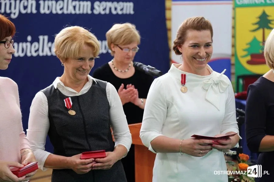 Dyrektorzy i nauczyciele odznaczeni (zdjęcia)