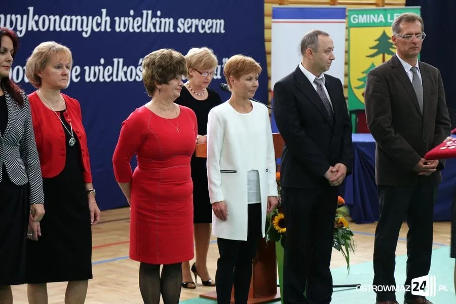 Dyrektorzy i nauczyciele odznaczeni (zdjęcia)