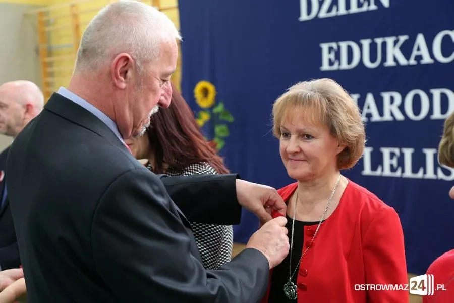 Dyrektorzy i nauczyciele odznaczeni (zdjęcia)