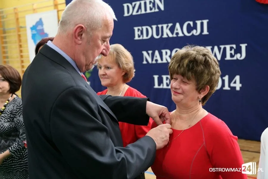 Dyrektorzy i nauczyciele odznaczeni (zdjęcia)