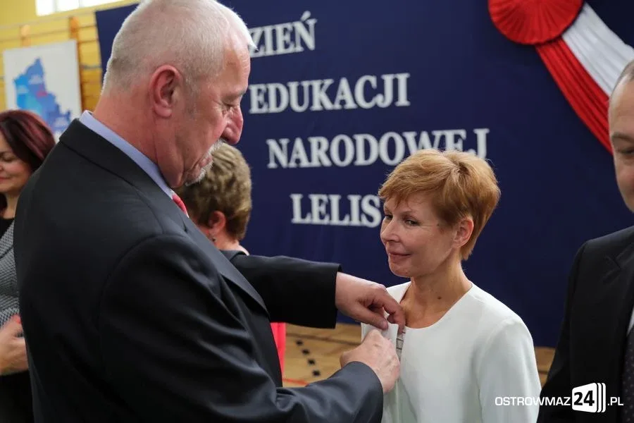 Dyrektorzy i nauczyciele odznaczeni (zdjęcia)