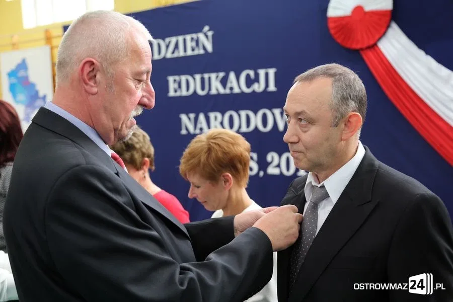 Dyrektorzy i nauczyciele odznaczeni (zdjęcia)