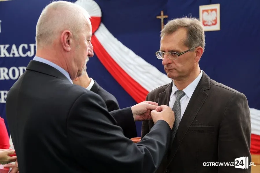 Dyrektorzy i nauczyciele odznaczeni (zdjęcia)