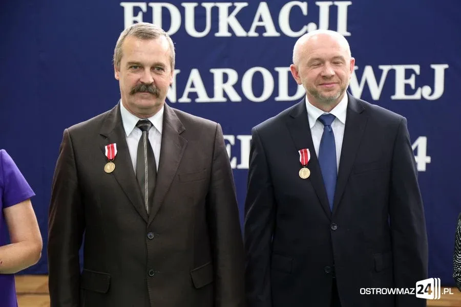 Dyrektorzy i nauczyciele odznaczeni (zdjęcia)