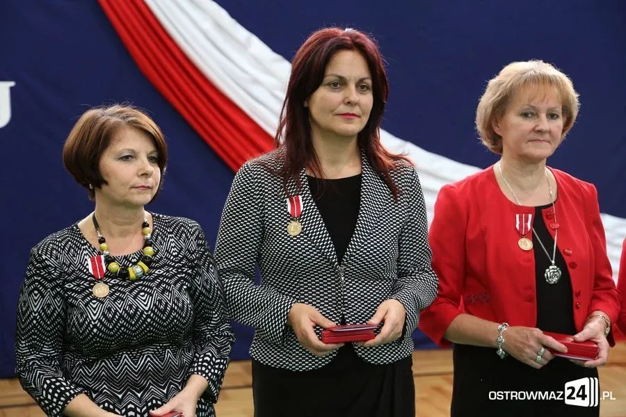 Dyrektorzy i nauczyciele odznaczeni (zdjęcia)
