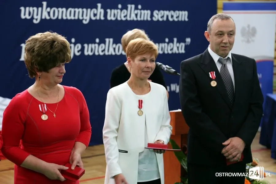 Dyrektorzy i nauczyciele odznaczeni (zdjęcia)